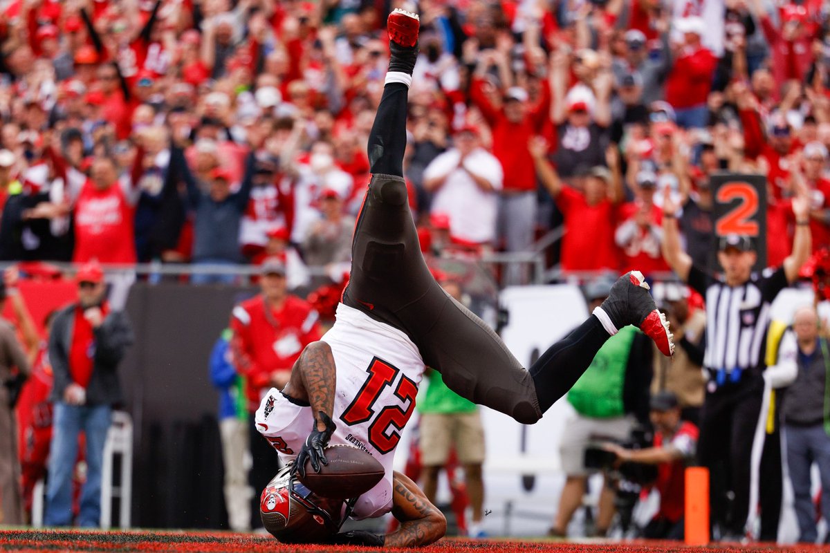 PFF_Fantasy's tweet photo. Ke'Shawn Vaughn in the first half: 

🏴‍☠️11 CAR 
🏴‍☠️42 YDS 
🏴‍☠️1 TD https://t.co/hdihkXiBtx