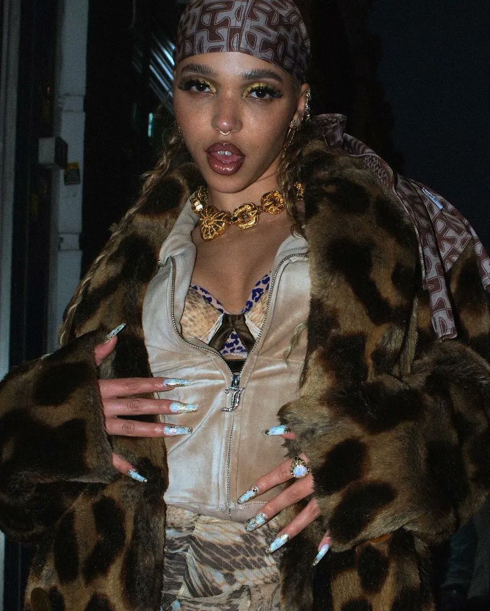 MatteStories's tweet photo. New #mixtape alert! This week's #SundayStyleIcon goes to hypnotic music-maker and fashion queen, @FKAtwigs. Her latest release #Caprisongs has collaborations that include #TheWeeknd, Jorja Smith, Rema and more!
#FKATwigs https://t.co/ykwNjdcOKH