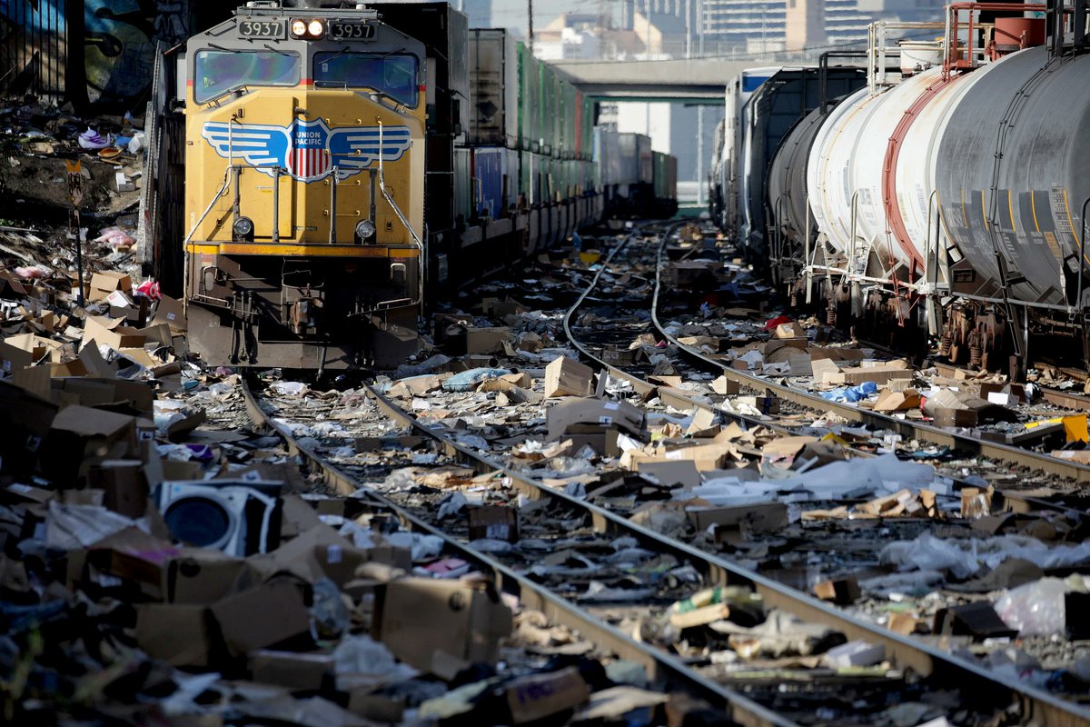 latimes's tweet photo. Thieves are pilfering railroad cars in a crime that harks back to the days of horseback-riding bandits, but is fueled by a host of modern realities, including the rise of e-commerce and Southern California’s role as a hub for the movement of goods.
https://t.co/SmvlZRhVrU https://t.co/WSmuTRYgGQ