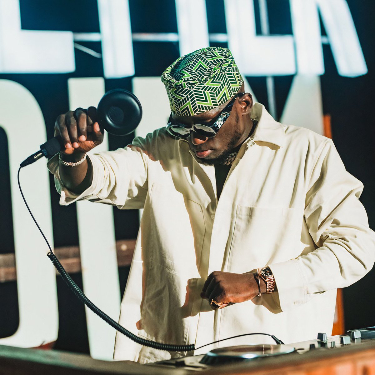beachisbetterhq's tweet photo. When the B.I.B groove hits… Our friend @spinall understood the assignment 💙🎶🔊🌊 #BeachIsAlwaysBetter 📸 B.I.B Accra https://t.co/61zam4nWOR