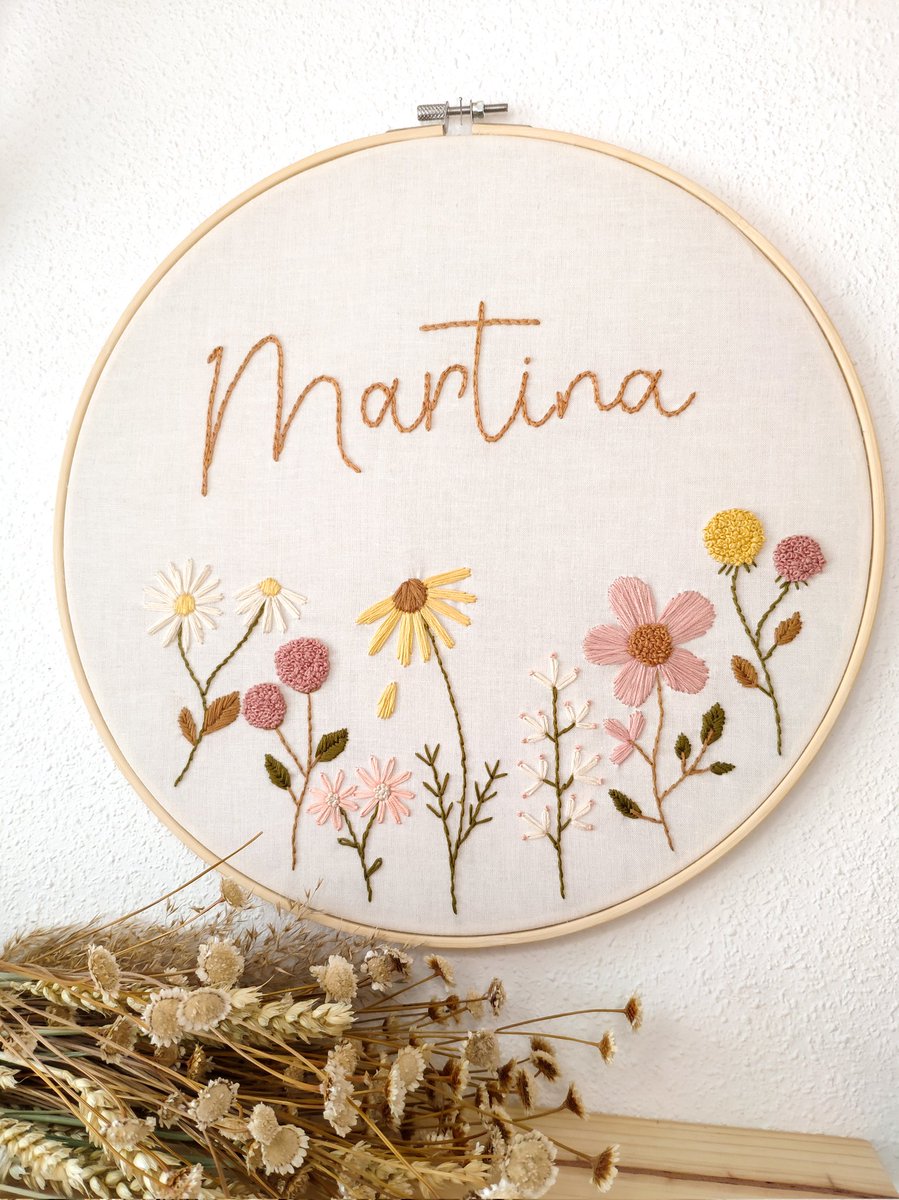 sararello's tweet photo. Bastidor Martina 🌼🌸🏵️🌺

Este bastidor se ha convertido en unos de nuestros favoritos😍

#bastidor #floresbordadas
#flowersembroidery #embroideryhoopart #handmadeembroidery #sararello https://t.co/Qg8lLYqpkW
