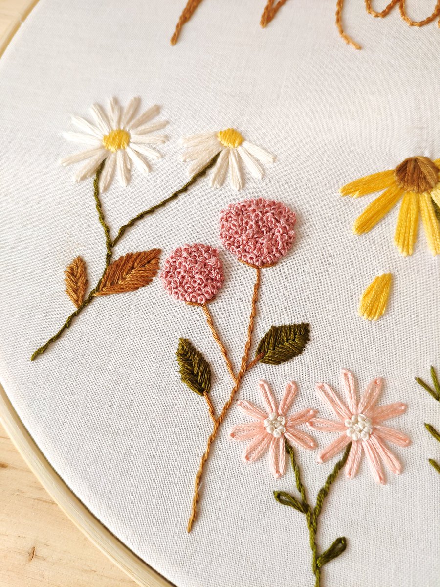sararello's tweet photo. Bastidor Martina 🌼🌸🏵️🌺

Este bastidor se ha convertido en unos de nuestros favoritos😍

#bastidor #floresbordadas
#flowersembroidery #embroideryhoopart #handmadeembroidery #sararello https://t.co/Qg8lLYqpkW