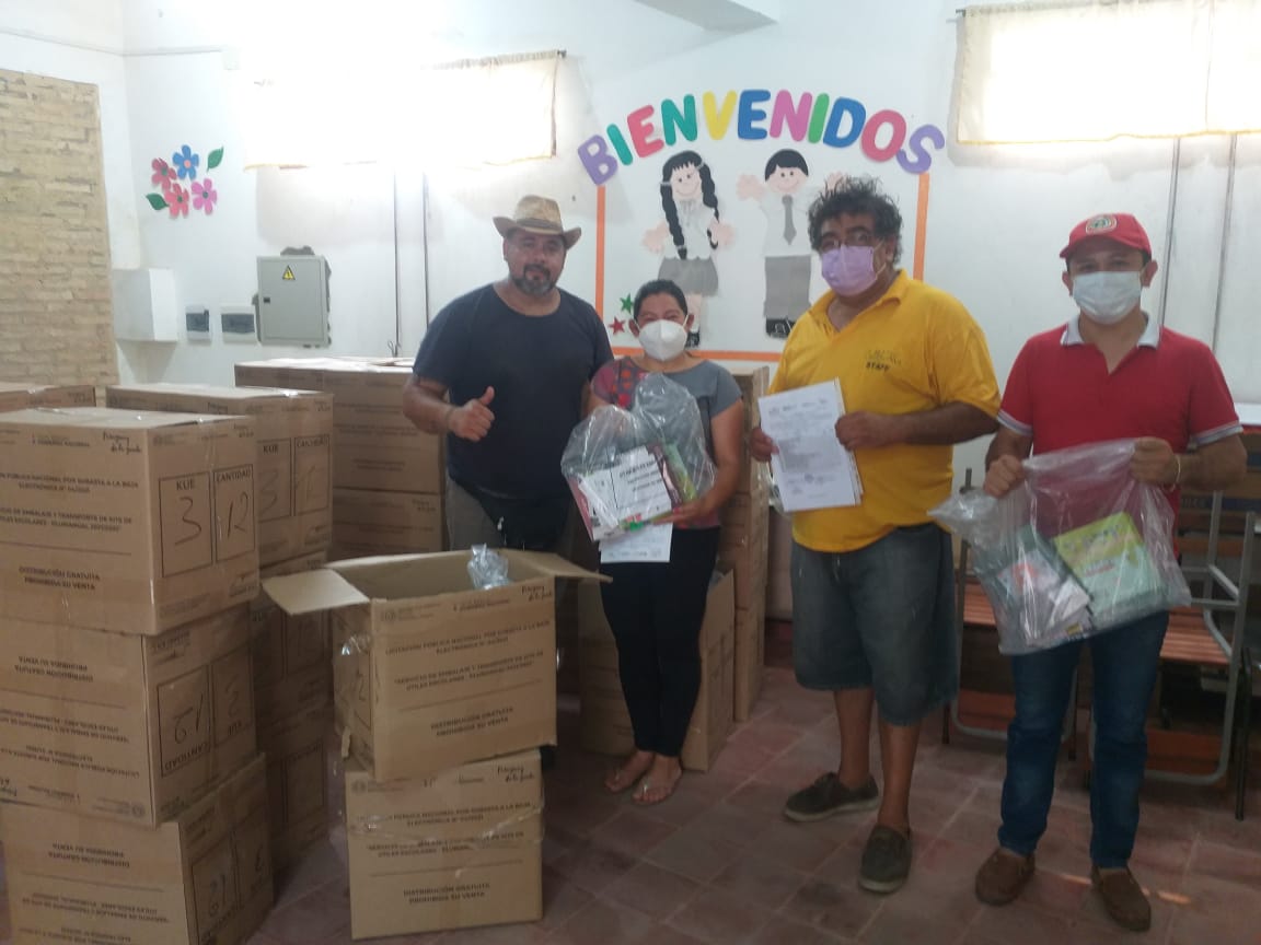 NeembucuEduc's tweet photo. #kitescolar ✏️📒🇵🇾
#Domingo 
Entrega en la Escuela Básica Número 1288 San Ramón, con el  acompañamiento del Director Departamental Prof. MSc. @VctorMa23266807 y el compañero Referente @Sosa71S
Construyendo juntos la educación que soñamos 🇵🇾
@MECpy https://t.co/KJDEaiaLjh