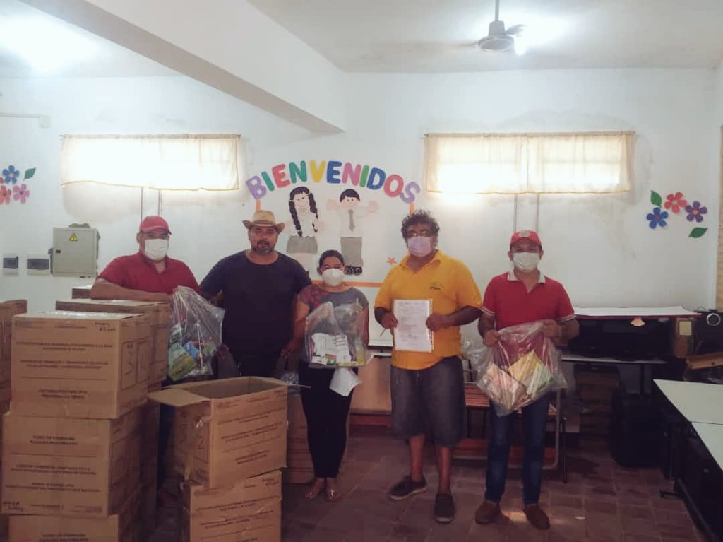 NeembucuEduc's tweet photo. #kitescolar ✏️📒🇵🇾
#Domingo 
Entrega en la Escuela Básica Número 1288 San Ramón, con el  acompañamiento del Director Departamental Prof. MSc. @VctorMa23266807 y el compañero Referente @Sosa71S
Construyendo juntos la educación que soñamos 🇵🇾
@MECpy https://t.co/KJDEaiaLjh