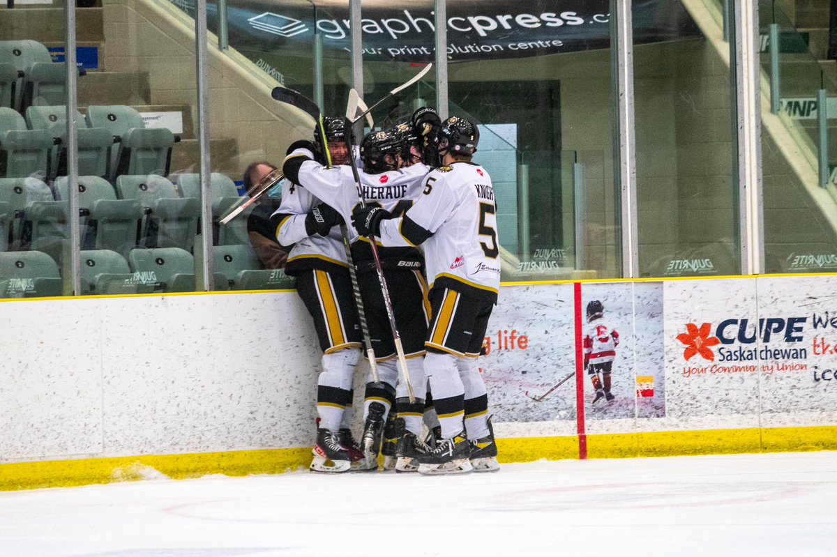 🚨 Marshal Light sent the teddy bears flying in the 2nd period 🧸 

After 40 minutes the score is 5-3 for the Stars