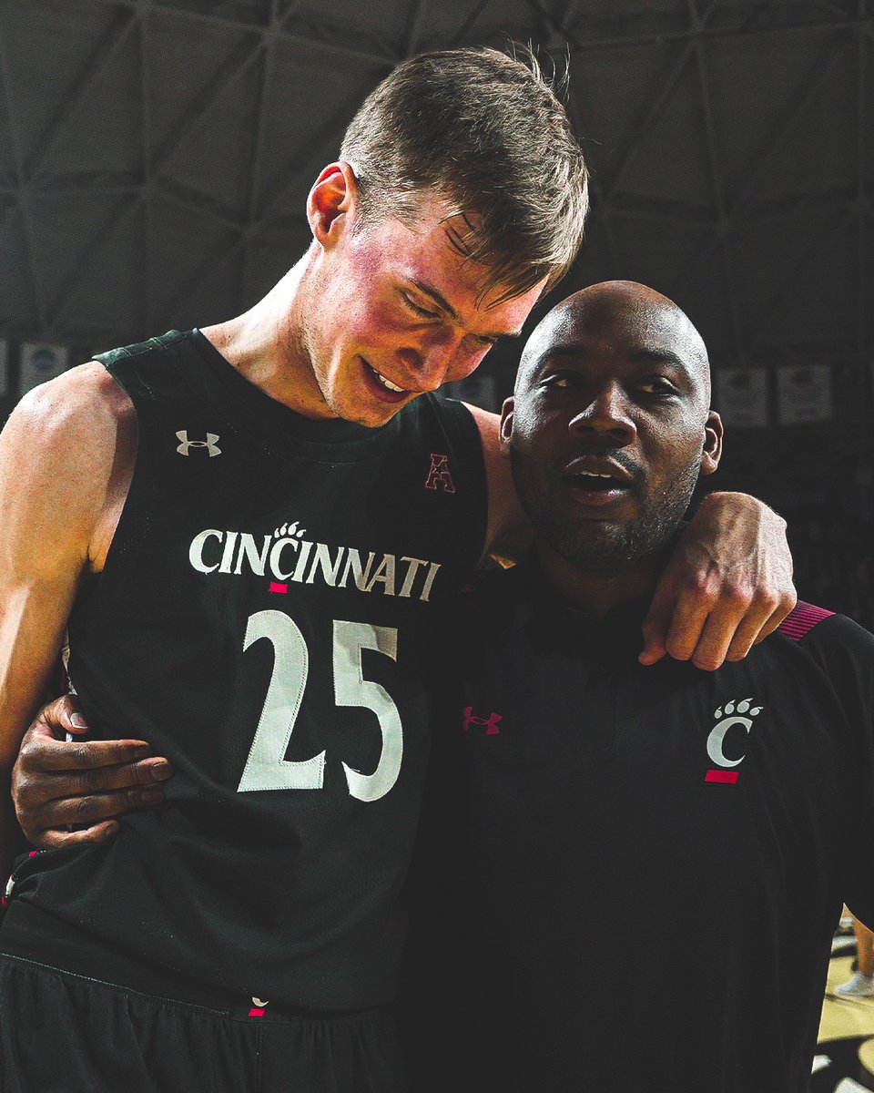 GoBearcatsMBB's tweet photo. The Slim Preacher 🙏

13 points (3-5 3FG) and 4 rebounds in 18 minutes off the bench.

@Hayden_Koval | #Bearcats https://t.co/b0R2Y3gwLf