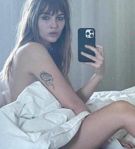 confortevolema's tweet photo. just mirror pics — ☆ https://t.co/OT0WPNEwUa
