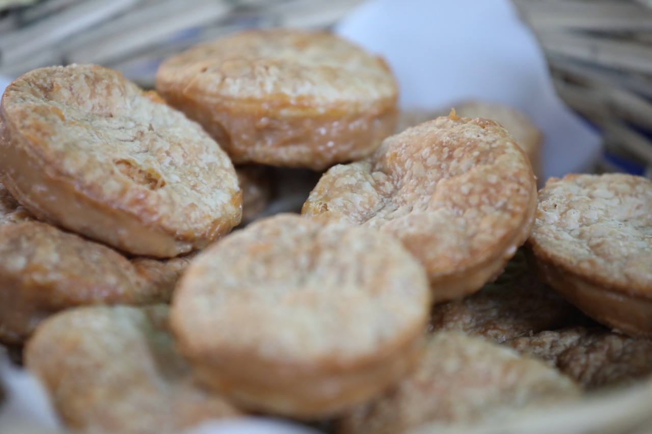 Luis Alberto Arce Catacora (Lucho Arce) on Twitter: "Apreciamos la  hospitalidad de nuestras y nuestros hermanos tarijeños. Además de su  excelente vino y queso, ofrecen una repostería, inigualable. Sus maicillos,  empanadas blanqueadas