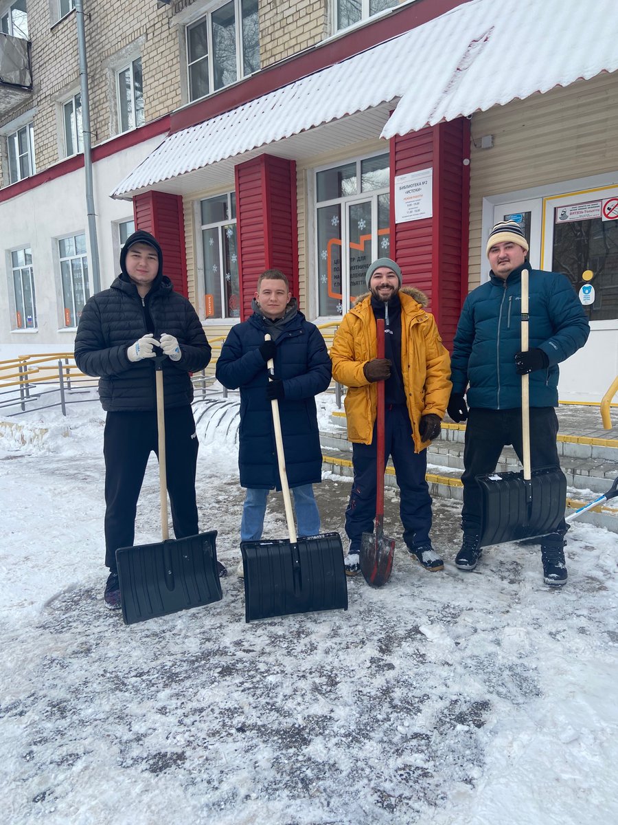 vlad_silchenkov's tweet photo. ❄️ Что мне снег, что мне зной! 

Как я уже писал ранее, сегодня прошёл городской «воскресник». На улицу вывели не только снегоуборочную технику, но и неравнодушные горожане вышли на помощь коммунальщикам.  

Мы сегодня тоже успели на улицу, чтобы побороть снежную стихию 👍🏻 https://t.co/odhmdlSrhR