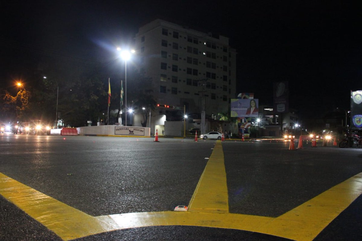 RafaelMaracay21's tweet photo. ¡Plan de Mantenimiento Vial
Comenzamos este domingo #16Ene mostrando tomas nocturnas de la intersección Av. Las Delicias con Av. Casanova Godoy, luego de culminado las labores de demarcación vial y colocación de dispositivos ojos de gato..
#Maracay 
@NicolasMaduro 
@MVzlaBella https://t.co/dOrMoCvBZl