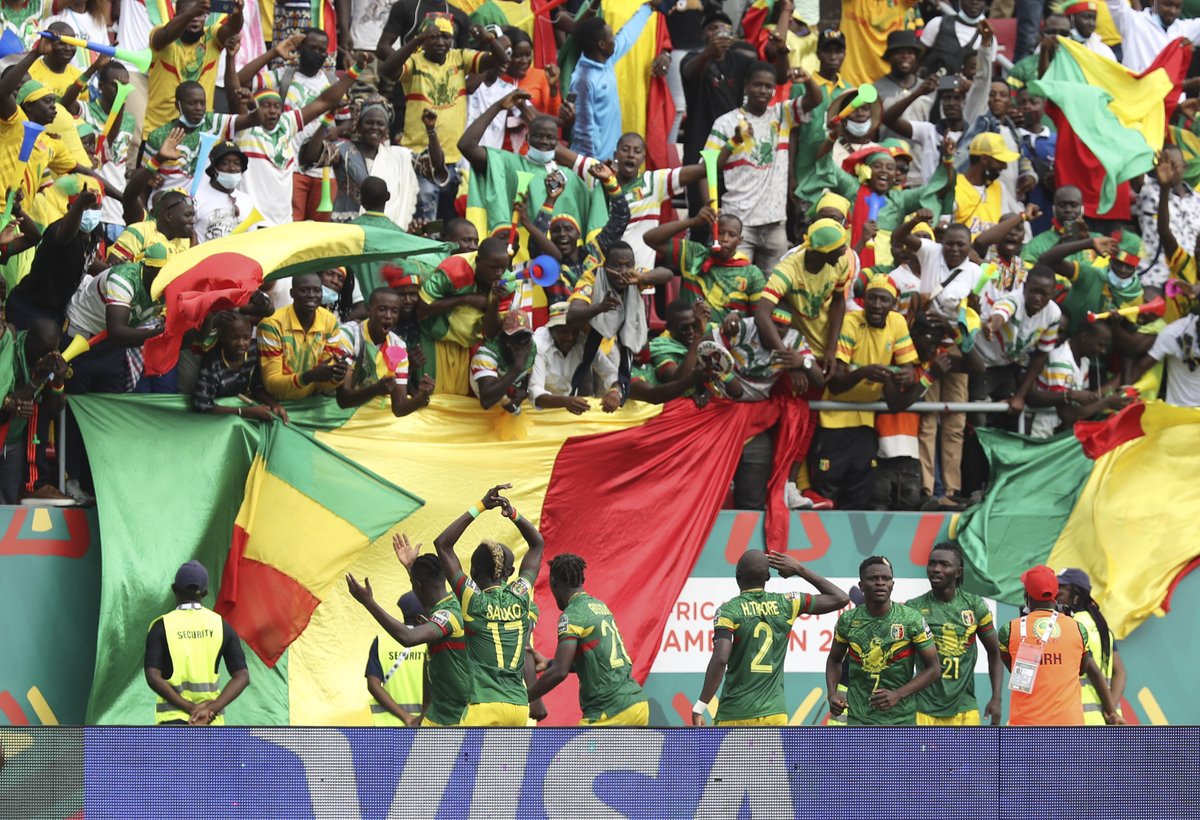 caf_online_FR's tweet photo. Fans 🤝 Joueurs 

On l’a fait ensemble! 💪

#TotalEnergiesAFCON2021 | #CAN2021 | #GMBMLI | #TeamMali https://t.co/6csC0W6fi6