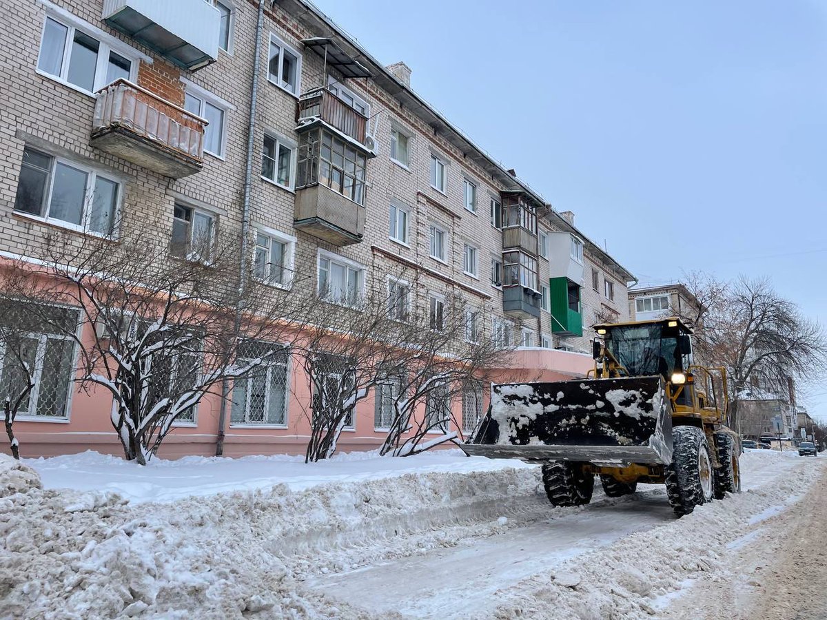 vlad_silchenkov's tweet photo. Техника сегодня была задействована, пожалуй, на максимум. При мне ночью очищали улицу Баныкина. С утра и днём магистральные улицы вдоль района. Мы с ребятами за день успели очистить спортивную площадку, а также подходы к Центральной детской библиотеке им. Пушкина. https://t.co/fKIrXbWmvP