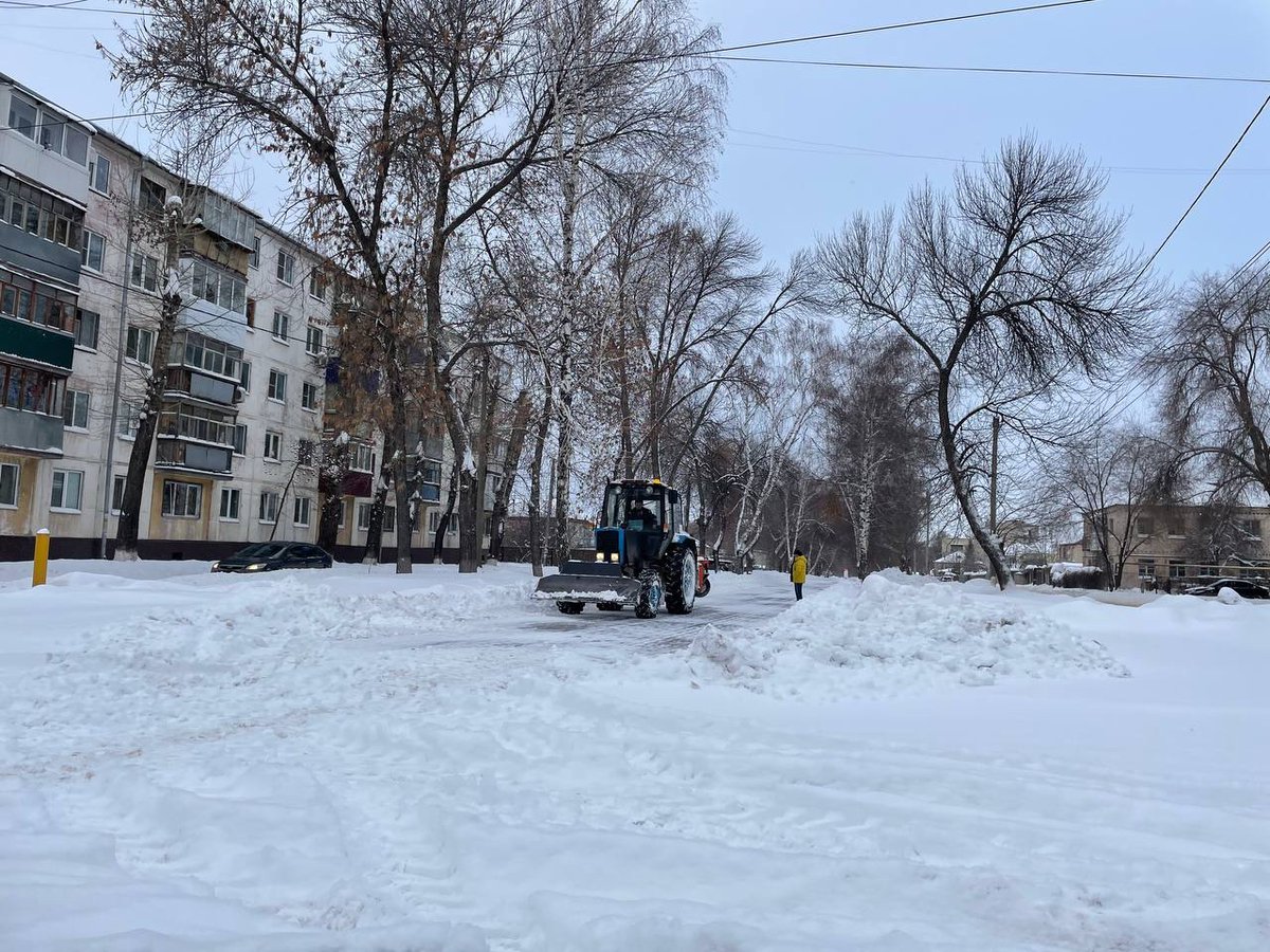 vlad_silchenkov's tweet photo. Техника сегодня была задействована, пожалуй, на максимум. При мне ночью очищали улицу Баныкина. С утра и днём магистральные улицы вдоль района. Мы с ребятами за день успели очистить спортивную площадку, а также подходы к Центральной детской библиотеке им. Пушкина. https://t.co/fKIrXbWmvP