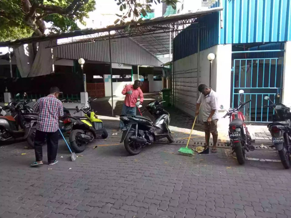 MuizzuMayor's tweet photo. މާލެ ސިޓީގެ މިސްކިތްތައް ހުންނަ ސަރަޙައްދު ސާފުކޮށް ބެލެހެއްޓުމަކީ މާލެ ސިޓީ ކައުންސިލުން ޚާއްސަ ސަމާލުކަމެއް ދޭކަމެއް. https://t.co/e4sCEsxX7k