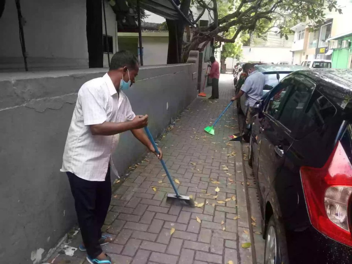 MuizzuMayor's tweet photo. މާލެ ސިޓީގެ މިސްކިތްތައް ހުންނަ ސަރަޙައްދު ސާފުކޮށް ބެލެހެއްޓުމަކީ މާލެ ސިޓީ ކައުންސިލުން ޚާއްސަ ސަމާލުކަމެއް ދޭކަމެއް. https://t.co/e4sCEsxX7k