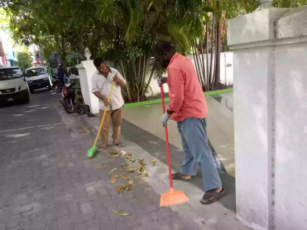 MuizzuMayor's tweet photo. މާލެ ސިޓީގެ މިސްކިތްތައް ހުންނަ ސަރަޙައްދު ސާފުކޮށް ބެލެހެއްޓުމަކީ މާލެ ސިޓީ ކައުންސިލުން ޚާއްސަ ސަމާލުކަމެއް ދޭކަމެއް. https://t.co/e4sCEsxX7k