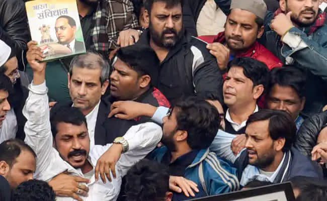 Vijay_Aazad1's tweet photo. याद रखना साथियों.....
जो आपको दीवारों के पोस्टर-बैनर से ज्यादा सड़को पर आपके हक अधिकारों मान सम्मान ओर स्वाभिमान के लिए लड़ते दिखे।
वही तुम्हारा लीडर हो सकता हैं।
#JOIN_ @Bhimarmy_BEM @ASP4Rajasthan
(Asp) @BhimArmyChief #यूपी_मांगे_चन्द्रशेखरआजाद #यूपी_मांगे_चन्द्रशेखरआजाद https://t.co/oqcmeBwr8l