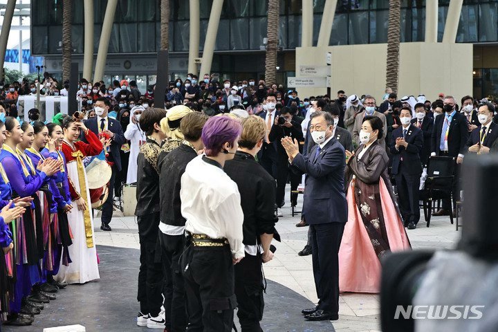 skzlatamproject's tweet photo. Stray Kids durante la ceremonia de apertura frente al presidente de Corea en #Expo2020Dubai 

#스트레이키즈 @Stray_kids #StrayKids https://t.co/a5QB157c4i