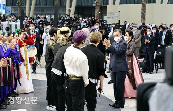 skzlatamproject's tweet photo. Stray Kids durante la ceremonia de apertura frente al presidente de Corea en #Expo2020Dubai 

#스트레이키즈 @Stray_kids #StrayKids https://t.co/a5QB157c4i