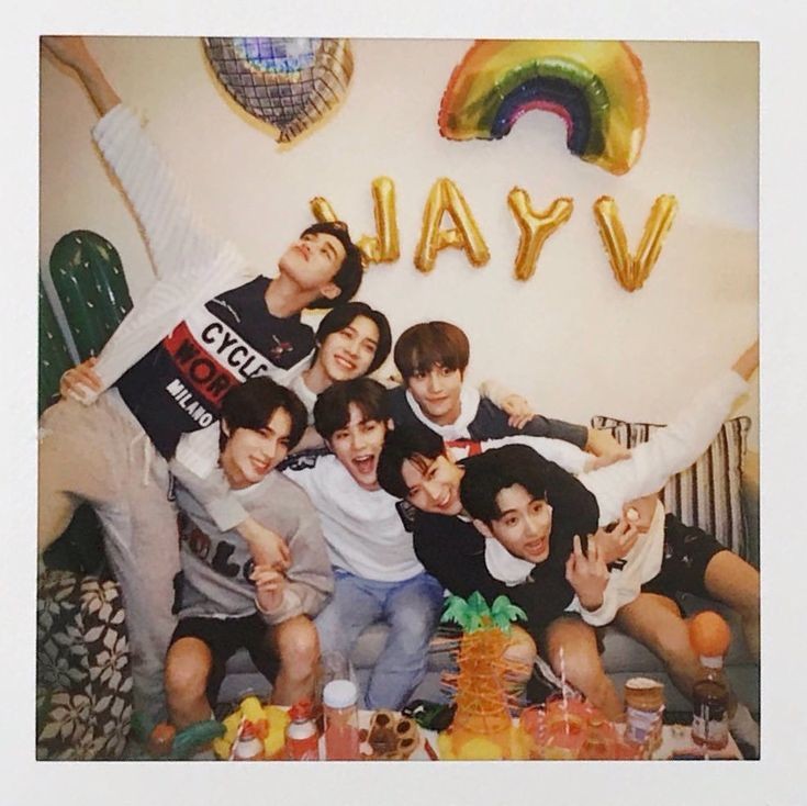 Thidaa_'s tweet photo. @WayV_official 💚💚💚💚💚💚💚 https://t.co/xV0MkS9c2L