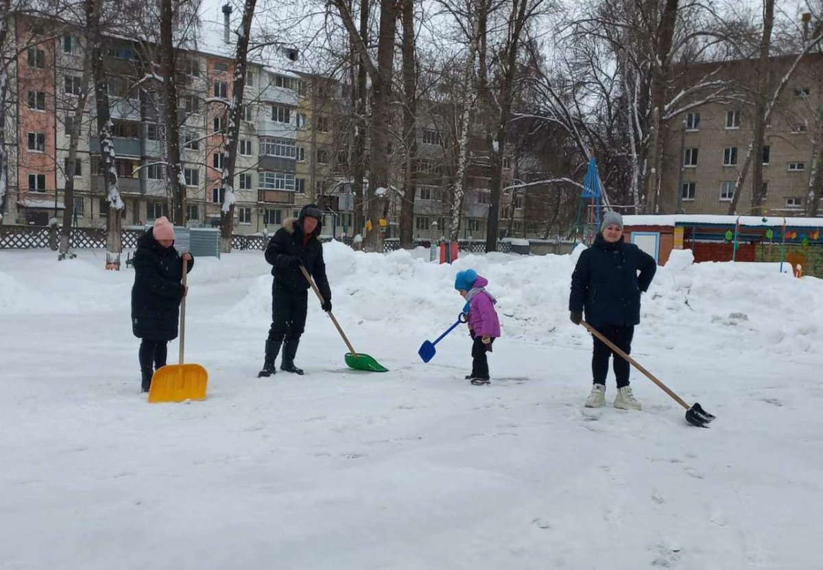 84pingvin's tweet photo. ❄️ Сегодня в д/с № 84 "Пингвин" прошла "Акция выходного дня по расчистке снега".
Благодарим дворников, неравнодушных сотрудников и родителей. https://t.co/DtaDQ10HOR