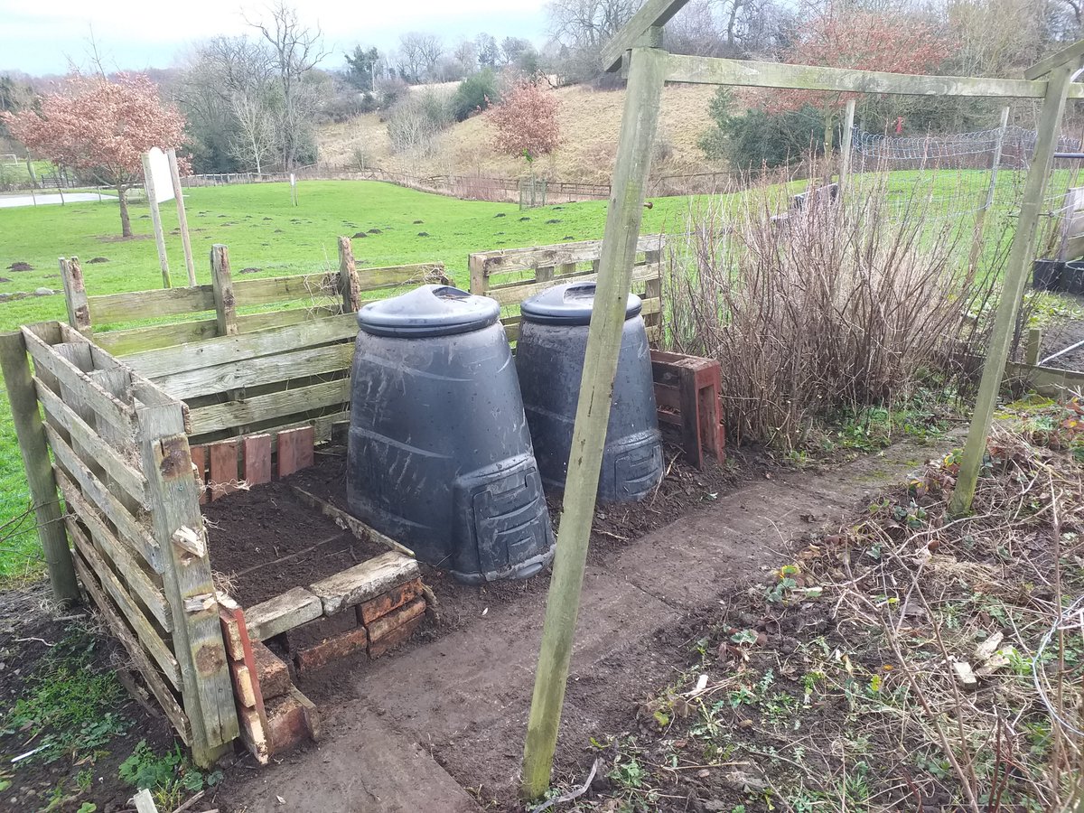 daven284's tweet photo. Before and after, this mornings work. Got 2 compost bins off marketplace £7 for both, #loveabargain. #allotments #lovegardening https://t.co/X63yOTZIDj