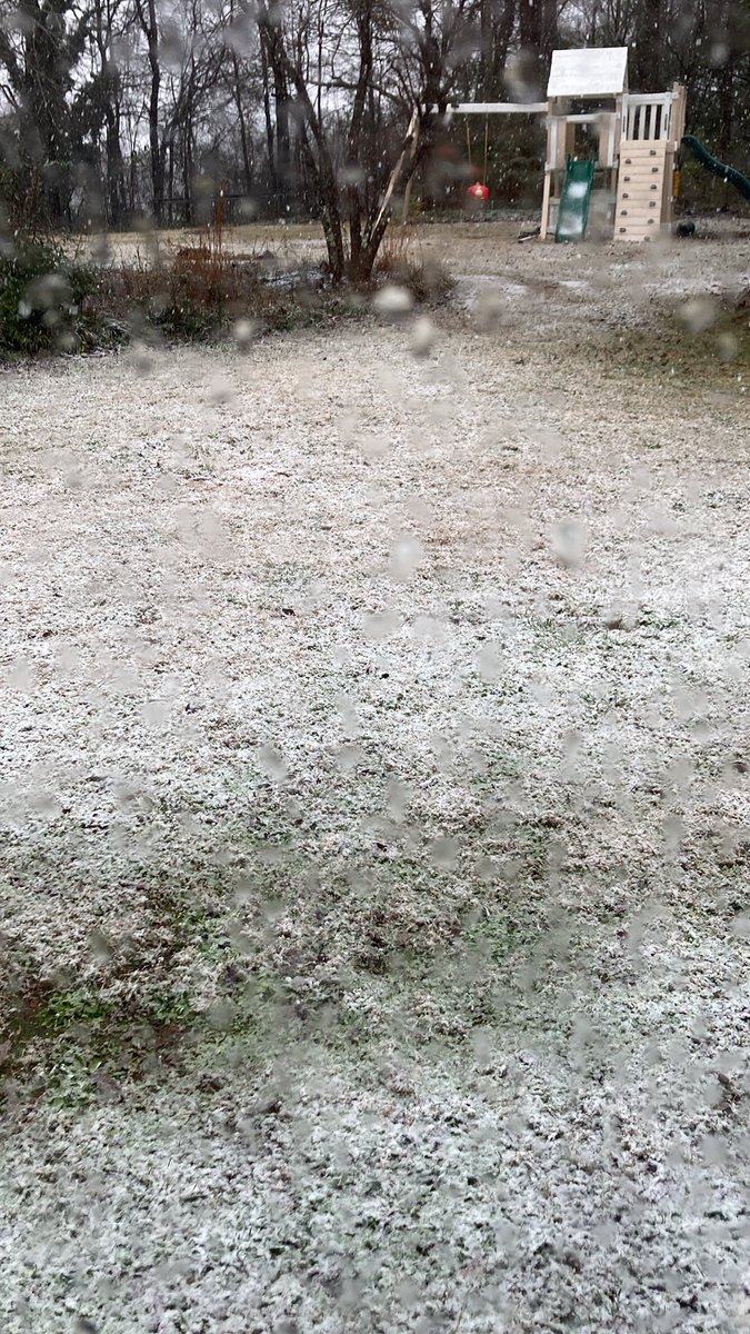 DGrenevitch's tweet photo. @wsbtv #loganvilleGA #snow2022 it’s been about 45 minutes and we have definitely about 1/2 inch https://t.co/LgScxmd9T4