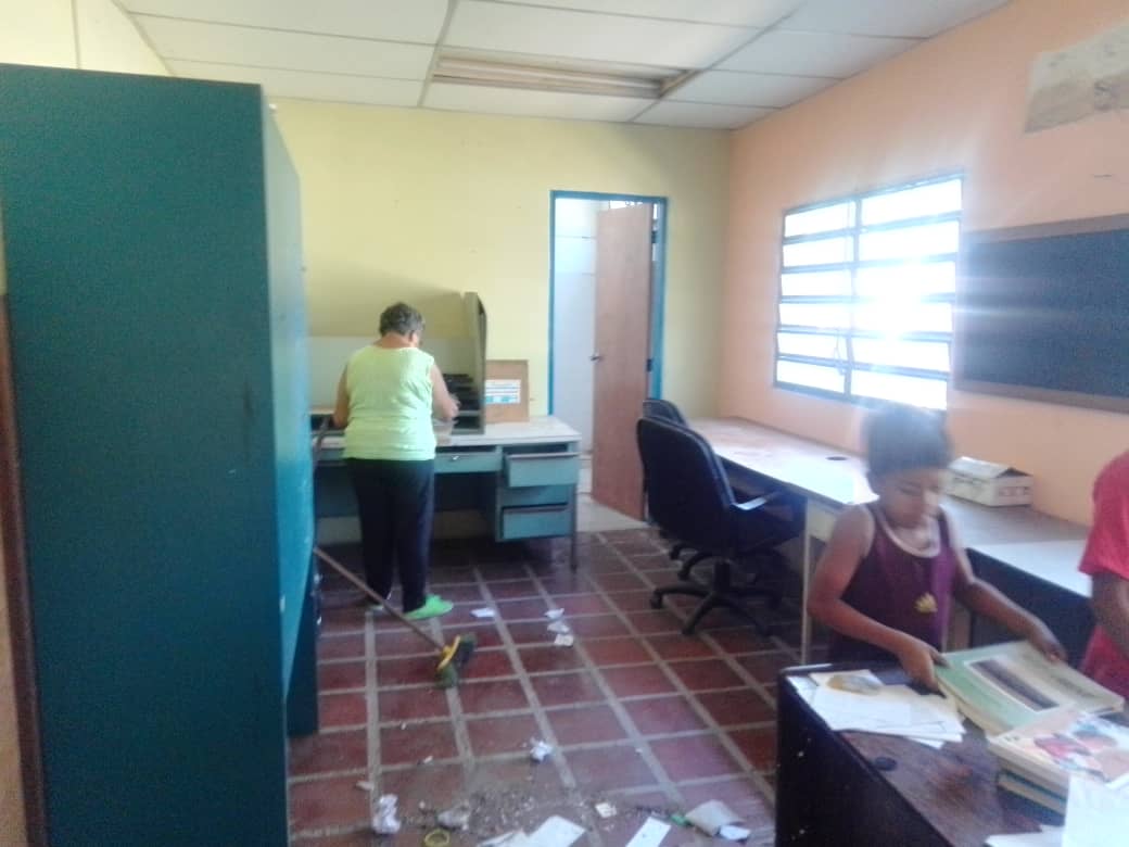 TiempoUC's tweet photo. #Noticias La Dirección de Bienes de la @UCarabobo realiza labores de mantenimiento del área del vivero || Continúa la recuperación de los espacios de la UC https://t.co/5xnGwjxkJb