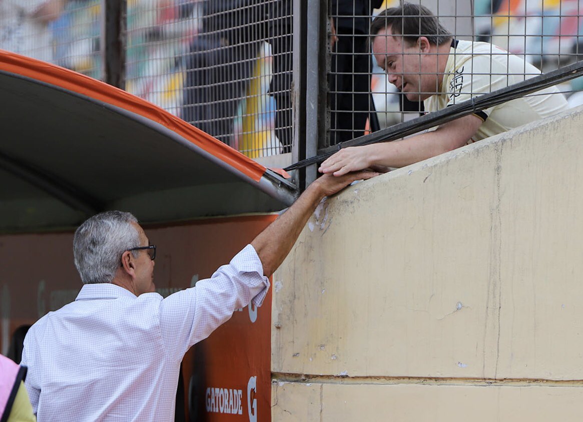 _LHDM's tweet photo. Feliz cumpleaños, profesor Gregorio Pérez.

Uno de los mejores y queridos técnicos que tiene el fútbol.

Lo queremos mucho, esperamos verlo de vuelta querido profesor. 

Mucha Garra y pronta recuperación. 🙏 https://t.co/3vpzJS0P0x