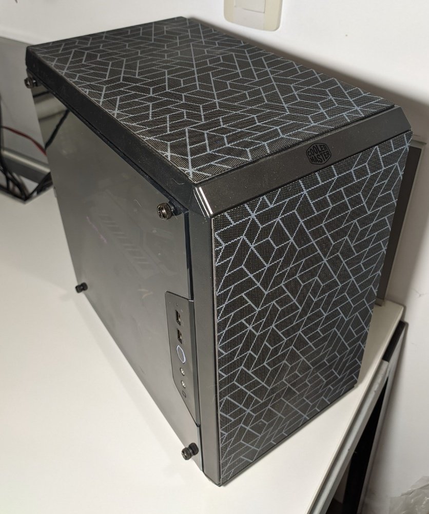 lauritula's tweet photo. Bueno gente, con lágrimas en los ojos les cuento que tengo mi amada PC en venta... básicamente porque necesito la plata.
🧵1/3 https://t.co/6td8F9mzM4