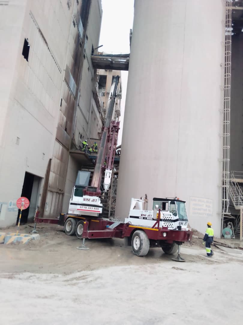 wisejetcranes's tweet photo. Opening a new week on a busy schedule. The rains have been a tricky customer for the last 3 weeks.
#manufacturing #goldmining #refineries #platinummining https://t.co/NuBzSZdmsD