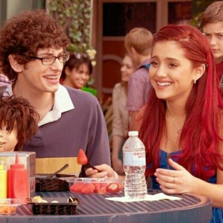CUPCAKE POWER!!

#arianagrande #catvalentine #catarinavalentine #mattbennett #robbieshapiro #victorious #nickelodeon #roleplay