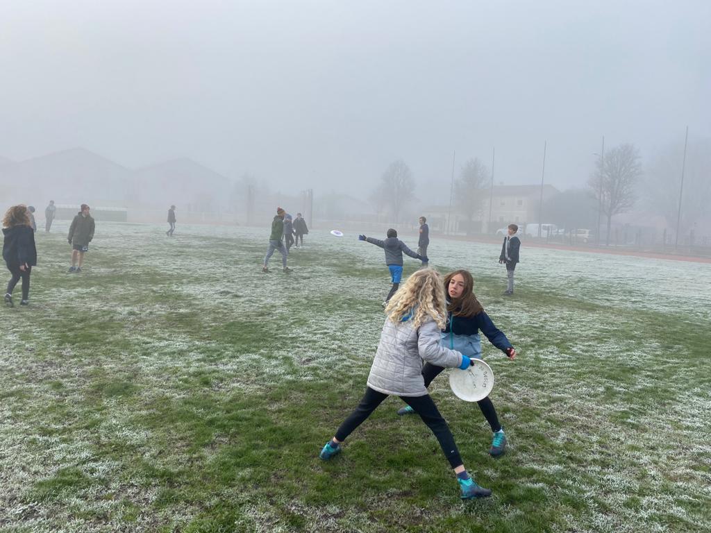 UBegles's tweet photo. Samedi, à l'heure où blanchi la campagne, les Aigles de @AmicaleBegles @Villedebegles jouèrent malgré un froid certain.
Ils souffrirent c'est certain  mais bon, que voulez-vous quand on aime le frisbee rien ne nous retient.

#mixte #fairplay #sport #ultimate #ffdf #victorhugo https://t.co/5oBnmhQfEA