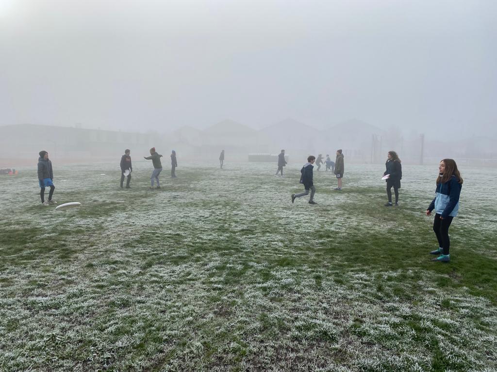 UBegles's tweet photo. Samedi, à l'heure où blanchi la campagne, les Aigles de @AmicaleBegles @Villedebegles jouèrent malgré un froid certain.
Ils souffrirent c'est certain  mais bon, que voulez-vous quand on aime le frisbee rien ne nous retient.

#mixte #fairplay #sport #ultimate #ffdf #victorhugo https://t.co/5oBnmhQfEA