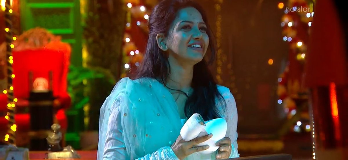 Aadhira0610's tweet photo. #BiggBossTamil 3rd winner ❤️👑🦋

@Pavani9Reddy ❤️❤️

#ProudOfYouPavni #pavni #biggbosstamil5 https://t.co/fqi6OjCCVo