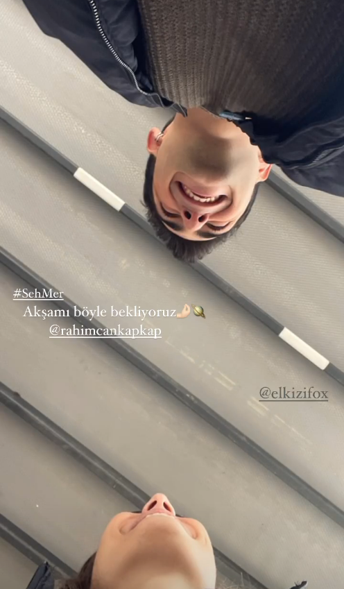 Elkizibr's tweet photo. 📸 • Çağla via Story.
#SEHMER Esperando o episódio de hoje assim 💫
• #Elkızı • #ÇağlaŞimşek • #RahimcanKapkap • https://t.co/RfLi2h9Tm6