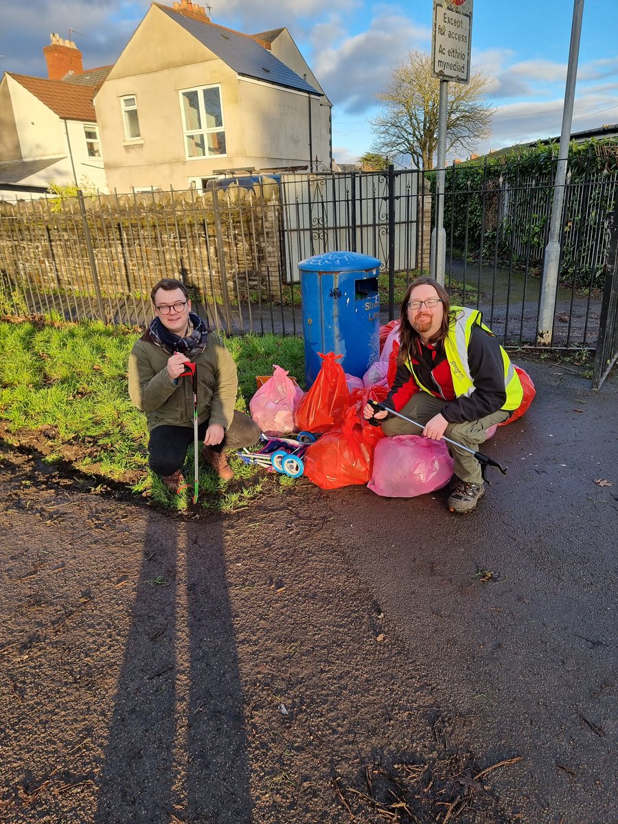 👏 Thank you to the 17 residents who joined us today in Maitland Park. Together we took 22 bags of rubbish off our streets!

👏 Diolch i'r 17 ohonoch am ymuno â ni ym Mharc Maitland heddiw. Gyda'n gilydd cymerwyd 22 bag o sbwriel off y stryd!