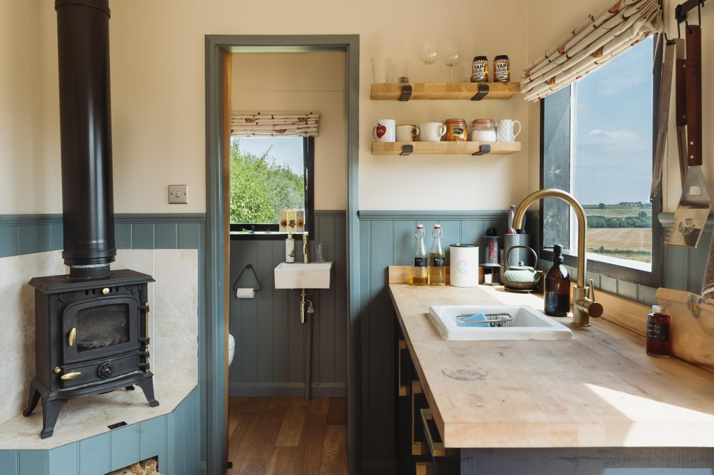 A shepherd's hut with an en-suite and a hot tub with a view. Time to put the 'Out of Office' on and get soakin'

📍 Maggie, Oxfordshire
🔗 bit.ly/3mWcTN9
#️⃣ #glamping #banbury #oxfordshire #hottub