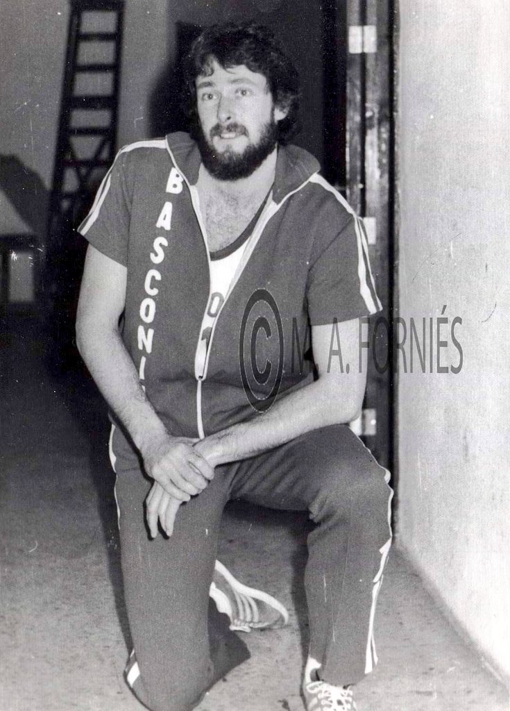 AgrasFernando's tweet photo. #JimDoyle primer americano de la historia oarista, en su etapa baskonista (1977/78) 📸 #Fornies El #OAR intentó incorporarlo hace 45 años con la llegada de #Figueroa al equipo, pero su pasado en #Valladolid lo impidió, disputando tan sólo algún amistoso #ArchivoOAR 1976/77 https://t.co/t1IRopadwJ