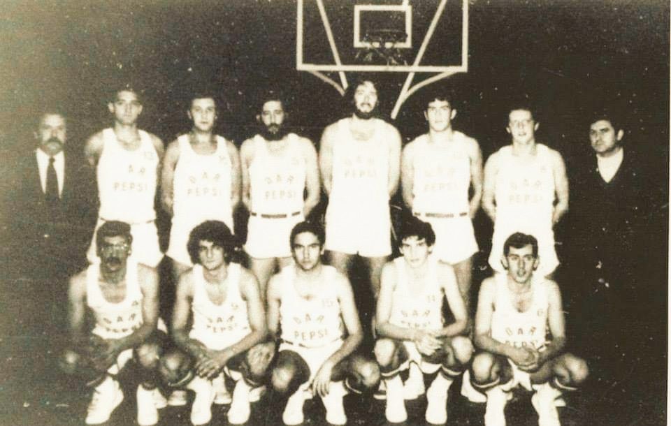 AgrasFernando's tweet photo. #JimDoyle primer americano de la historia oarista, en su etapa baskonista (1977/78) 📸 #Fornies El #OAR intentó incorporarlo hace 45 años con la llegada de #Figueroa al equipo, pero su pasado en #Valladolid lo impidió, disputando tan sólo algún amistoso #ArchivoOAR 1976/77 https://t.co/t1IRopadwJ