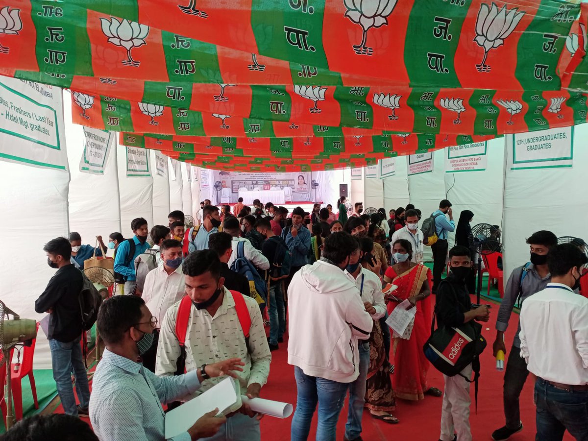 BJP4Mumbai's tweet photo. कुलाबाचे आमदार @rahulnarwekar यांच्या मार्गदर्शनात तसेच वॉर्ड क्र. २२७ चे नगरसेवक @MNarwekar आणि वॉर्ड क्र. २२६ च्या नगरसेविका @HNarwekar यांच्या नेतृत्वात भव्य रोजगार मेळावा आयोजित करण्यात आला. यावेळी अनेक उमेदवारांना नोकरी मिळाली. https://t.co/9Sj2hw09KF