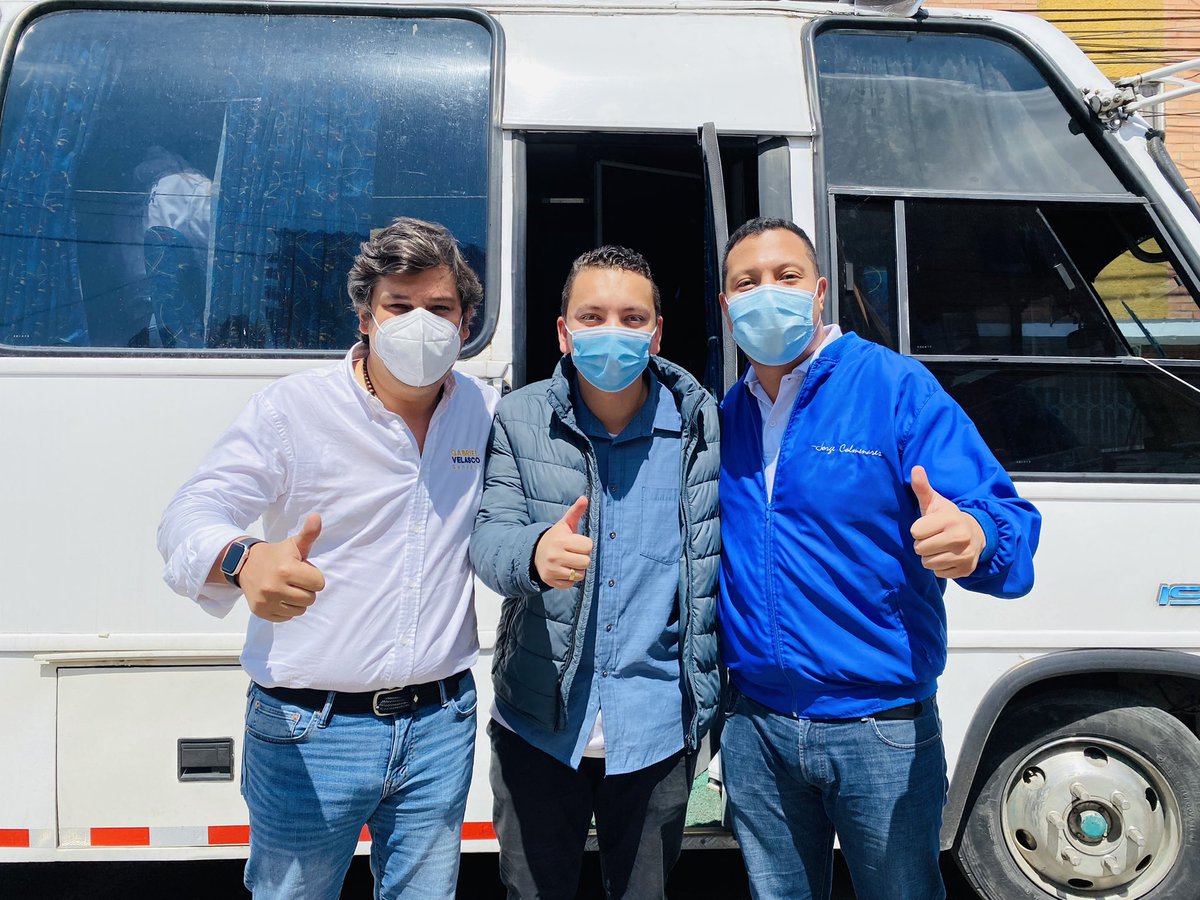 gabrieljvelasco's tweet photo. Feliz domingo, seguimos camellando #PorUnaBogotáParaLaVida junto al Concejal @JcolmenaresE. 

Gracias a Santiago Moreno por este espacio con la comunidad, quienes nos expresaron la necesidad del mejoramiento de vías y mayores oportunidades para los jóvenes. #FirmesPorBosaAtalayas https://t.co/pRKmUSEv3E
