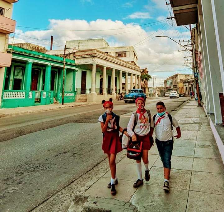 Hay un lugar... donde los niños pueden regresar solitos de la escuela sin correr ningún peligro.
Hay un lugar q garantiza su instrucción y su salud.
Hay un lugar q canta y q dice:
Cuba q linda es #Cuba
Quien la defiende la quiere más.

#NoAlBloqueo
#TuiterosVsBloqueo
#DeZurdaTeam