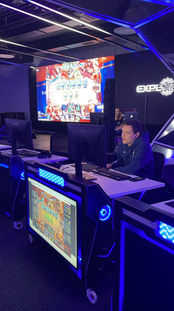 Le tournoi continue ! 

Duel fratricide entre les deux joueurs de chez <a href="/lausanneesports/">eLS | Lausanne-Sport Esports</a> ! 

⚔️ <a href="/Dokhan_eLS/">Dokhan</a> VS <a href="/valou_eLS/">Valou</a> ⚔️ 

On continue le looserbracket ! 

Bonne chance aux joueurs restants ! 

Bracket : battlefy.com/kfstonehs/kfst…