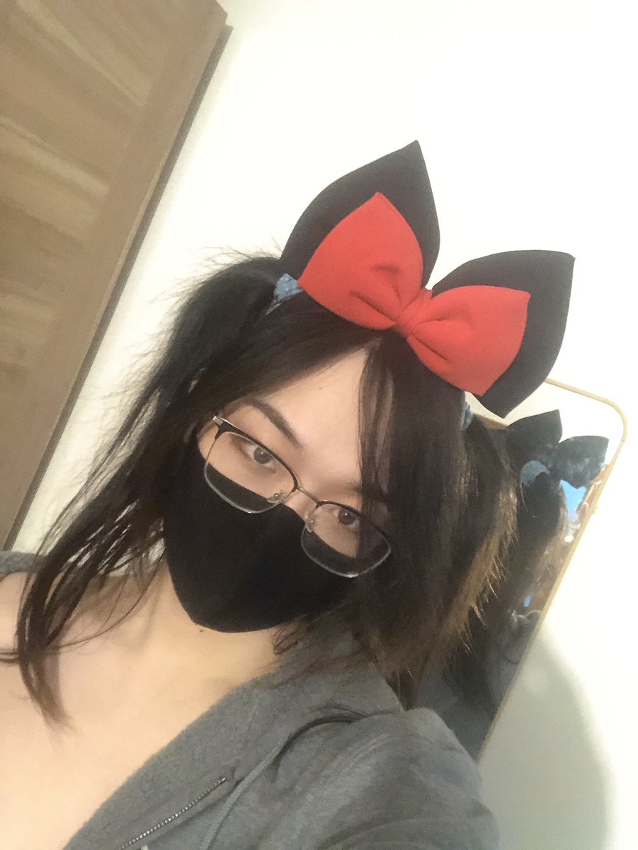 好像最近没什么能发的，发点日常好了~
前段时间叫我麻麻给我买个洗脸时候压头发的发箍，结果居然给我买这么浮夸一个大蝴蝶结！