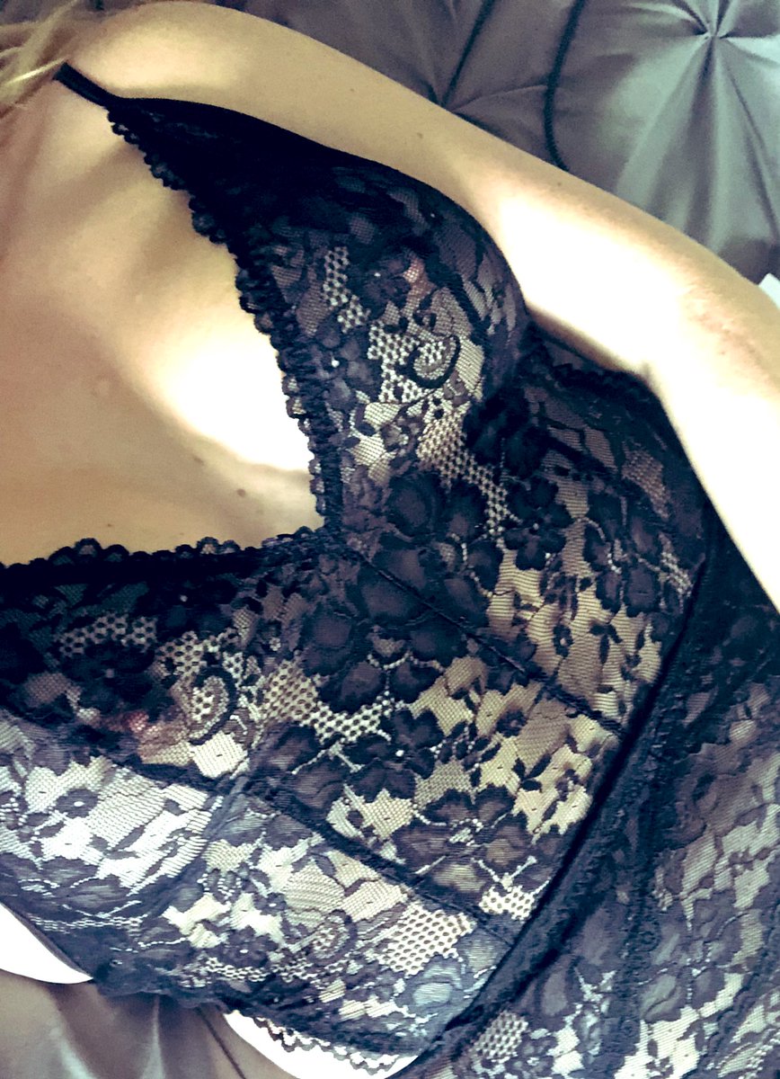 CharminglyBlunt's tweet photo. Sunday funday #lingerie #nsfwtwt #hotwife https://t.co/URn9GEvrrk