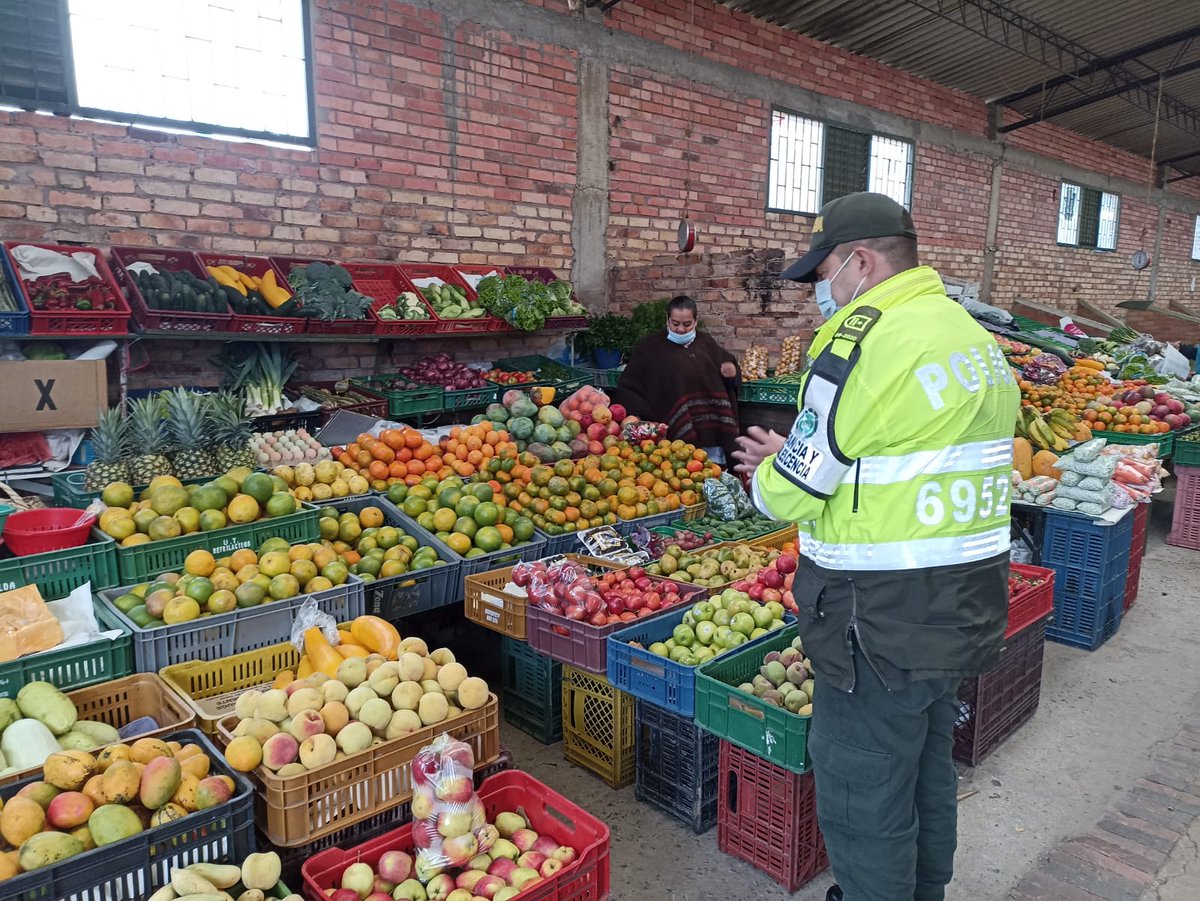 PoliciaMTunja's tweet photo. El Grupo de Protección a la Infancia y Adolescencia de la #METUN, continúa realizando actividades de Vigilancia y Control en la ciudad de #Tunja Impactando las plazas de Mercado, con el fin de contrarrestar el Trabajo Infantil y Mendicidad en Niños, Niñas y Adolescentes. 9 https://t.co/PgL3iJfJzn
