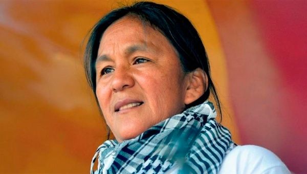 Seis años presa por defender los derechos de los trabajadores y los pobres. Por no rendirse ante los poderosos de su provincia y del país. Por defender con altivez y valentía sus derechos frente a tribunales que avergüenzan al país, igual que los de la Corte y sus dependencias.