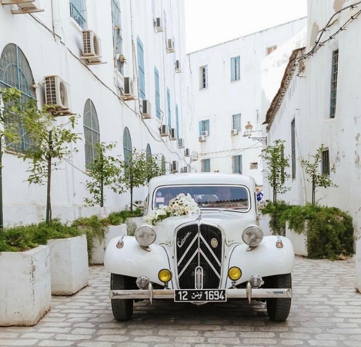 Superbe voiture de collection, à la #Médina de Tunis.

#picoftheday   #CollectionCar   #Tunisie 

📸 Instagram