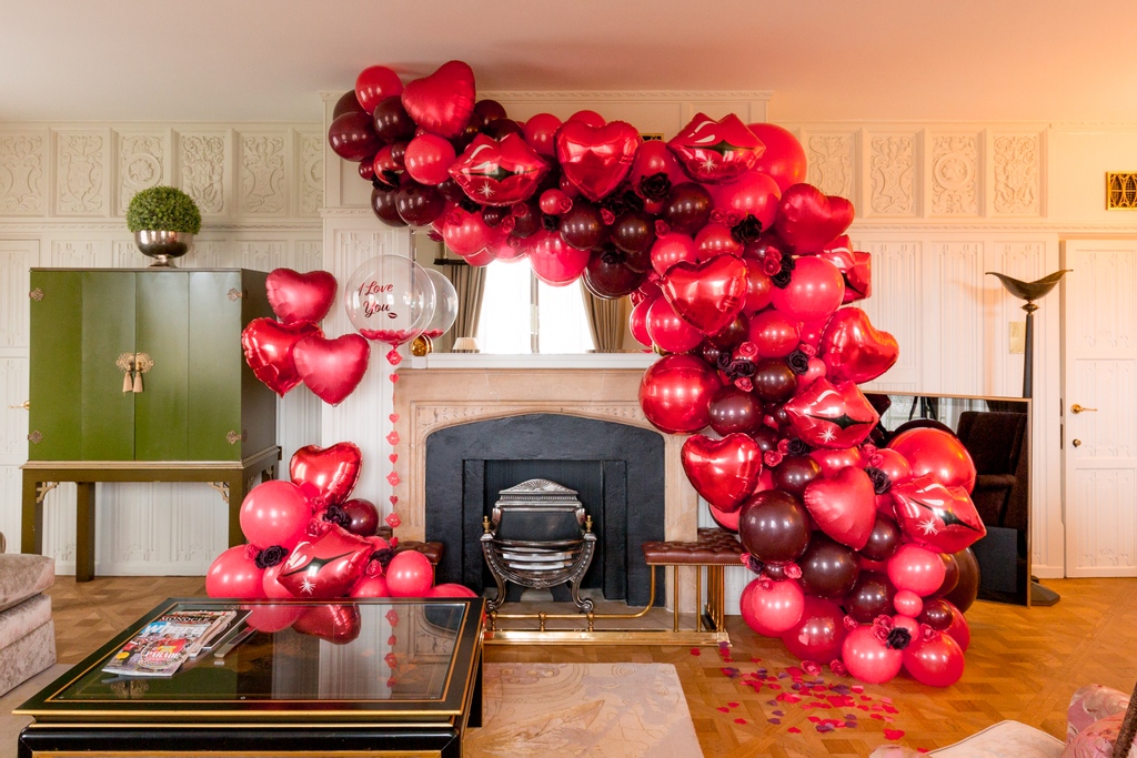 Is it too much? It's NEVER too much! 😆❤️⁠
⁠
Our HUGE Valentine's Day bunches arrive in a big box at your loved one's door ❤️📦🚪 The perfect way to deliver something special this Valentine's Day! 🥰⁠
@thedorchester